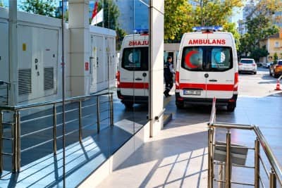 Hastane Girişinde Ambulans - 5